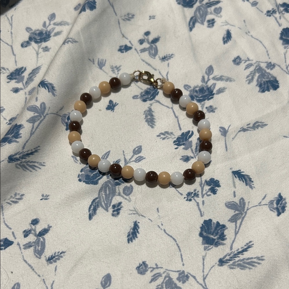 Elegant Beaded Bracelet in Brown and White